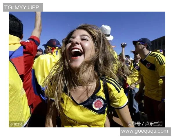 足球明星赛场玩手机引发热议球迷们对此反应不一 足球明星赛场玩手机引发热议球迷们对此反应不一