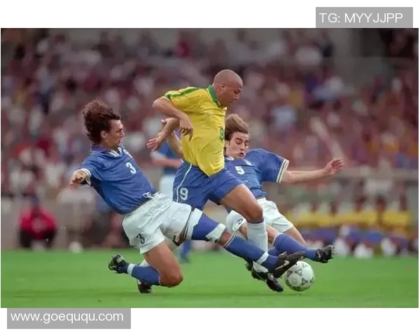 足球巨星亲临赛场为儿子加油助威展现父子情深的温馨时刻