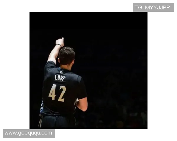 篮球明星背影展现霸气风范男神魅力尽显的瞬间